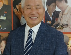 통일신문 인터뷰 기사

일제강점기 해방이후 1953년 한국전쟁 휴전까지 8년간 북한에서 자유대한으로 이주한 실향민은 대략 800만 명. 북에 남겨진 가족과 남에 두고 북으로 간 사람들 모두 남북이산가족이라고 한다. 2026년 현재 남한에 있는 실향민은 평균 80세 이상의 최고령으로 대략 10만여 명이며 평생토록 고향의 향수를 갖고 있다.

실향민들의 뒤를 이어 휴전이후 북에서 남하하는 탈북민이 현재 대략 3만 4천여 명이다. 정든 고향을 떠난 시대와 연대만 다를 뿐 똑같은 남북이산가족이다. 해방과 분단, 전쟁과 휴전이 낳은 실향민과 탈북민은 불운의 존재들이다. 서울 금천구에서 사단법인 ‘남북이산가족협회’ 류재복 회장을 만났다.